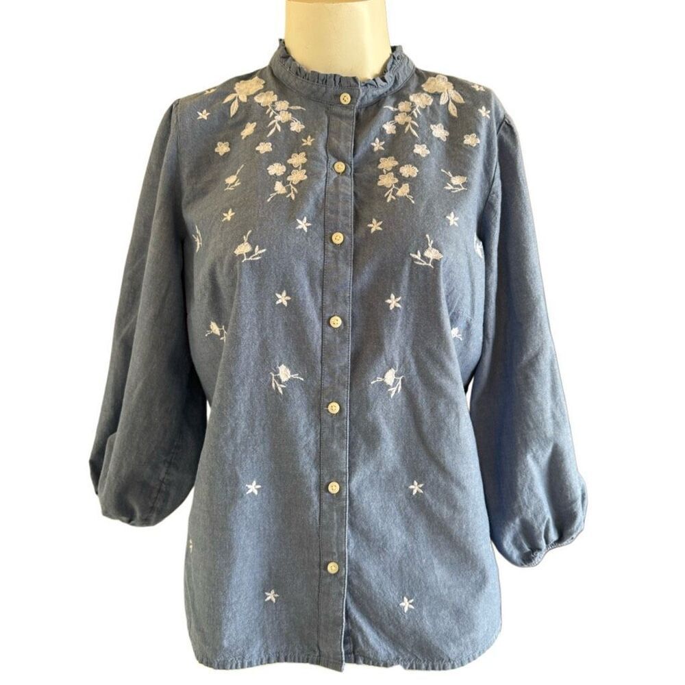 St. John’s Bay women’s M 100% cotton blue chambray white floral embroidered butt
